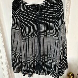 Charlie B - XL - Black and White Patterned Blouse- ties at top front -